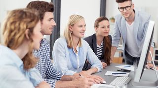 Schulungen und Weiterbildungen helfen dabei, die Mitarbeiter in den Transformationsprozess einzubinden und ihnen Zweifel zu nehmen (© contrastwerkstatt – stock.adobe.com)