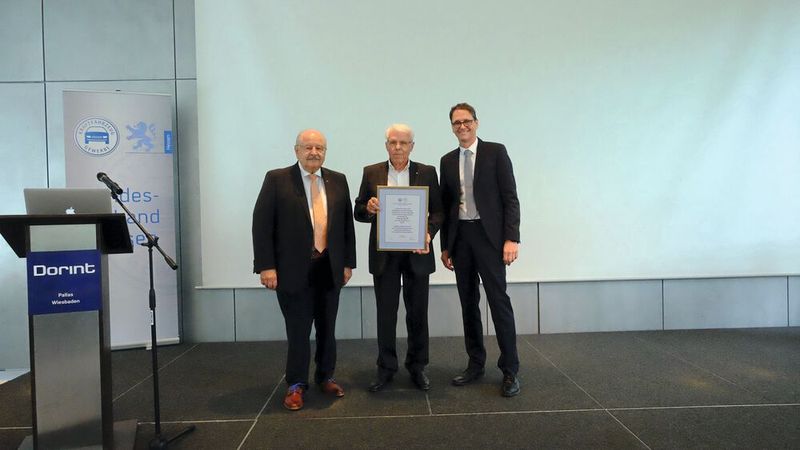 Georg Wolf (Mitte) hatte sich nicht mehr zur Wiederwahl in den Vorstand zur Verfügung gestellt. Für sein langjähriges ehrenamtliches Engagement erhielt er von Präsident Jürgen Karpinkski (l.) und Geschäftsführer Joachim Kuhn (r.) die goldene Ehrennadel des Landesverbands Hessen. (Bild: Zietz/»kfz-betrieb«)