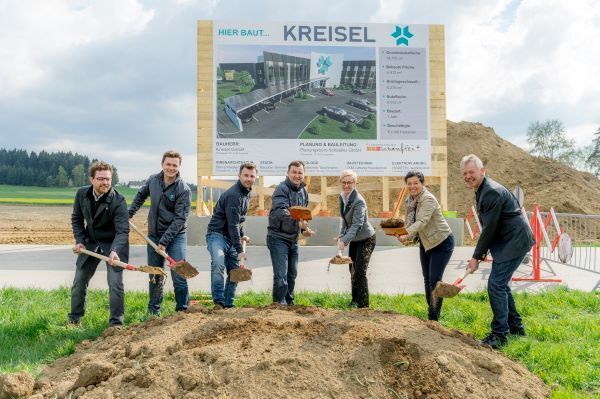 Beim ersten Spatenstich (von links): Andreas Schaufler, Architekt, die Kreisel-Electric-Geschäftsführer Markus Kreisel, Philipp Kreisel und Johann Kreisel jun., Doris Hummer, Landesobfrau des Wirtschaftsbundes Oberösterreich, Gabriele Lackner-Strauss, Obfrau der Wirtschafskammer Oberösterreich WKO, Freistadt und Friedrich Stockinger, Bürgermeister der Marktgemeinde Rainbach im Mühlkreis.  (Martin Pröll/Kreisel Electric)