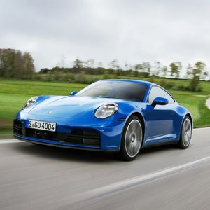 Bereits im Spätsommer geht der überarbeitete Porsche 911 Carrera an den Start.(Bild:  Porsche)