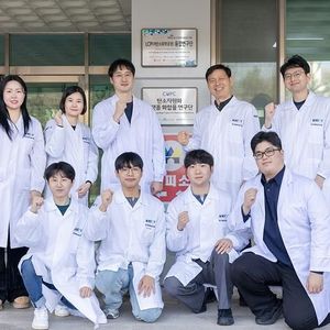 Dr. Seungju Han, Dr. Yunjo Lee (from the right) and research team at Krict (Source:  Korea Research Institute of Chemical Technology (Krict))
