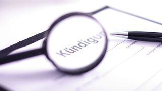 Muss ein Unternehmen Mitarbeiter kündigen, kann der Arbeitgeber die Betroffenen dennoch unterstützen. Doch auch die verbliebenen Mitarbeiter müssen nach der Kündigungswelle entsprechend betreut werden, um das Vertrauen wieder herzustellen.  (Bild: Wellnhofer Designs - stock.adobe.com)