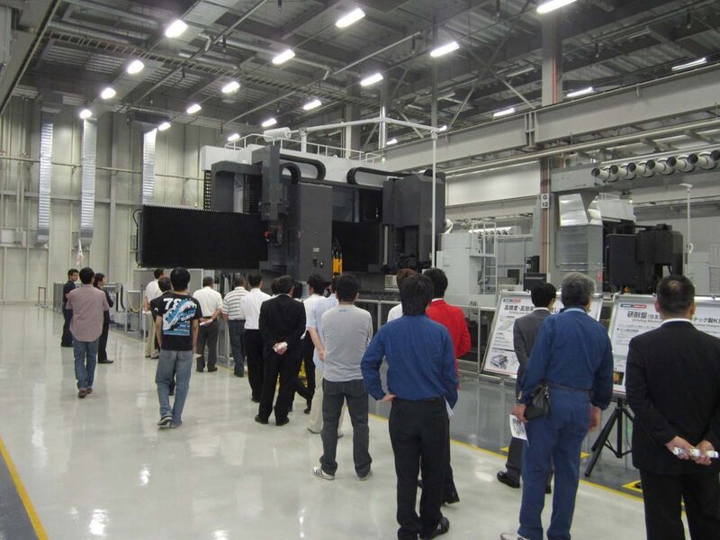 Während der Firmenrundgänge stand auch das im April 2012 eröffnete neue Großbearbeitungswerk auf dem Routenplan. (Mori Seiki)