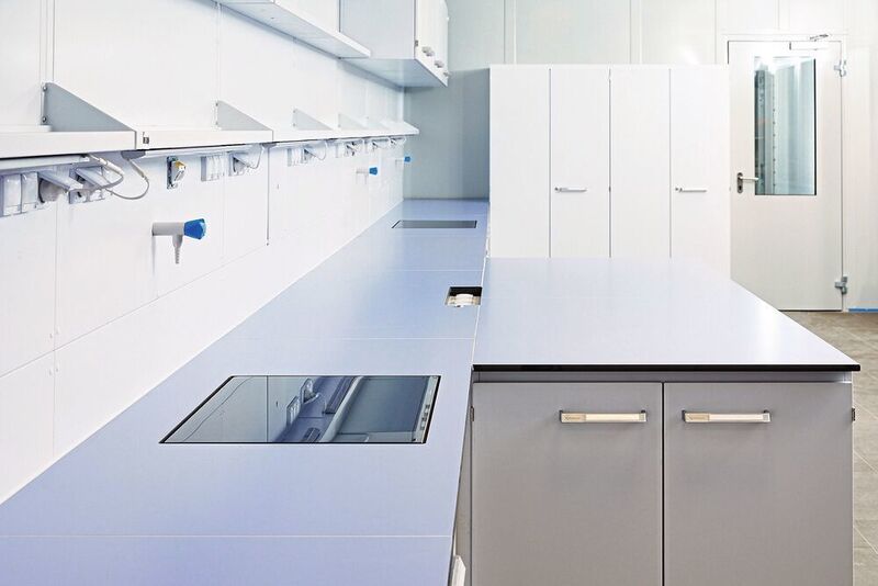 Abb.2: Laboreinrichtung für eine Papierfabrik: 10 Meter Laborbank und versenkte Steckdosen sind ideal für das ungehinderte Ausrollen von Papier und dessen Analyse. (Köttermann)