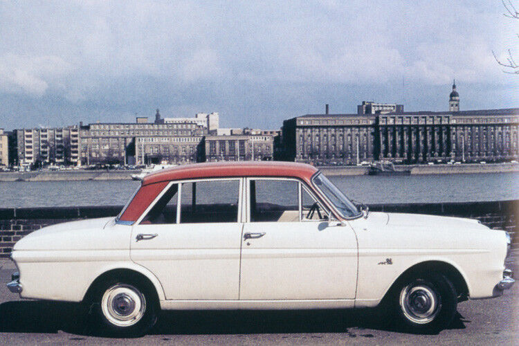Auf der IAA debütieren im September 1963 zudem die viertürige Limousine ... (Ford)