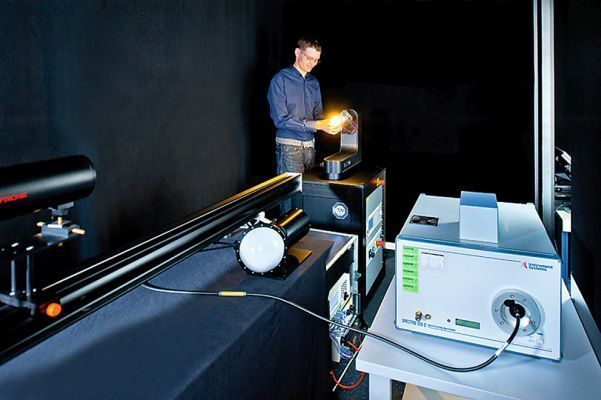 Bild 3: Am Doppel-Monochromator erfolgen goniometrische Messungen. Damit wird die Lichtstreuung überprüft. Aber auch Messungen zur photobiologischen Sicherheit sind hier möglich. (TÜV SÜD)