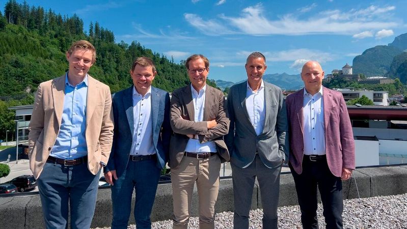 50 Jahre erfolgreich in der Automobilbranche: Die geschäftsführenden Gesellschafter (v.l.) Florian, Fritz jun., Dieter und Gerald Unterberger mit Geschäftsführer Josef Gruber.(Bild:  schlossmarketing)