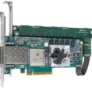 Das Kombipack der Qlogic Fabric-Cache-Lösung bestehend aus dem 2-kanaligen 8Gb-FC-HBA und der SSD-Flashkarte (im Hintergrund), die im Write-Through-Modus arbeitet. Die Kommunikation erfolgt nicht über den PCIe-Bus, sondern das Flachbandkabel rechts. Damit ist es möglich, den Flash-Speicher und den Netzwerktraffic vollständig über einen einzigen Betriebssystemtreiber zu steuern.
