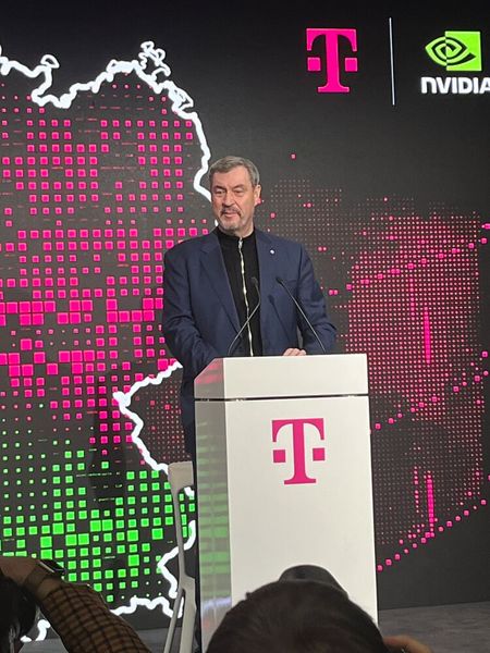 „Ich bin beeindruckt von der Arbeit der Telekom. Es ist ein Statement! Wir sehen durch die KI-Fabrik eine Steigerung der KI-Rechenkapazität auf einen Schlag um 50 Prozent. Das ist ein Quantensprung. Wir können aufholen in Deutschland“, sagt Bayerns Ministerpräsident Markus Söder.  (Bild: Vogel IT-Medien)