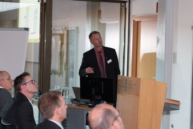 Dirk Möller, Mlog Logistics, veranschaulichte das Konzept der doppelt tiefen Lagerung ohne Höhenversatz. (Bild: Team)