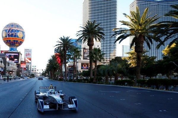 Der Formel-E-Rennbolide Spark-Renault SRT_01E: Spektakulärer Auftritt in den Straßen von Las Vegas. (Bild: FIA Formula E)
