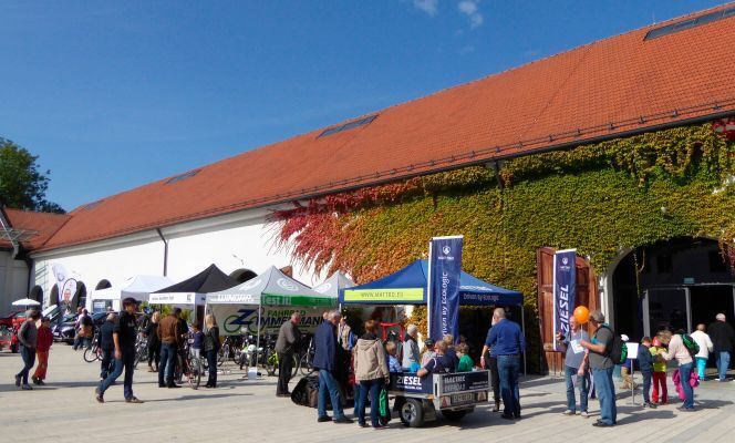 Das teilnehmerfeld am Start- und Zielort Fürstenfeldbruck (Bild: ePROJEKT)