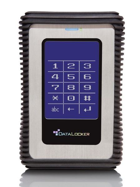 Neben den Standardvarianten der DataLocker 3 mit Touchscreen-Anmeldung bieten weitere Modelle mit einer zusätzlichen RFID-Option eine nochmals höhere Sicherheitsstufe. Mittels RFID-Karte erlaubt DataLocker 3 dann eine Zwei-Faktor-Authentifizierung. Hierbei wird sowohl die Passworteingabe am Touchscreen, als auch die entsprechende Karte an der Gehäuseunterseite benötigt, um das Gerät am Hostsystem anzumelden. (Archiv: Vogel Business Media)