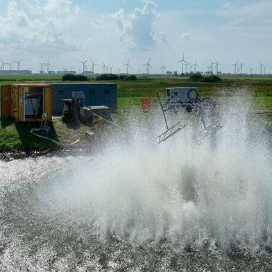 Das passiert, wenn Altmunition in Gewässern auf übliche Art und Weise entschärft wird: Druck, Schall und Umweltbelastungen, wie man an der Fontäne sehen kann. Dann ist es auch noch teuer. Doch Know-how vom LZH kann das weitestgehend vermeiden ... (Bild: LZH)