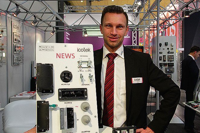 Florian Oppermann, Geschäftsführer der Eltop GmbH, der örtlichen Industrievertretung von Icotek, zeigt die neuen Produkte von Icotek. (Reinhold Schäfer)