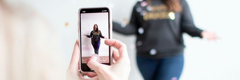 TikTok – im Ursprungsland China „Douyin“ genannt - ist eine mobile Social-Media-Anwendung, die international für ihre Kurzvideos als Video-Sharing-App und durch ihre rasant gestiegene Popularität für virale Trends bekannt ist.