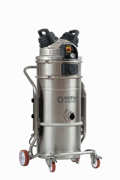 Die kompakte Bauweise des Wechselstrom-Industriesaugers VHS 110 CR und sein Edelstahlkorpus machen ihn wendig und robust, ideal für mobile Einsätze (Bild: Press'n'Relations)