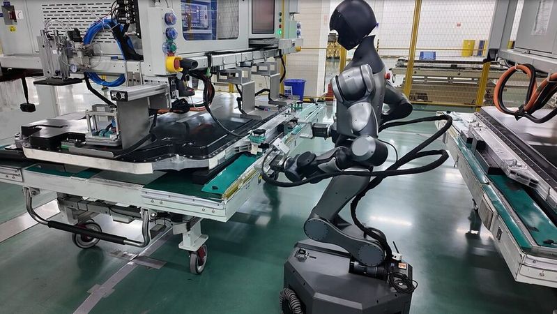 Der Humanoide „Xiao Mo“ ersetzt in der Batteriefertigung bei CATL Menschen.(Bild:  CATL)