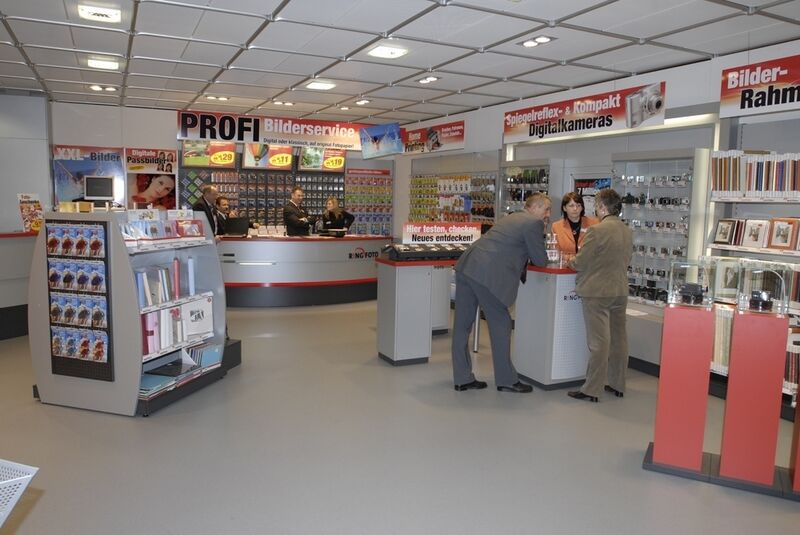 Im komplett ausgestatteten Fotofachgeschäft konnten Händler sich das Corporate Design ansehen. (Archiv: Vogel Business Media)