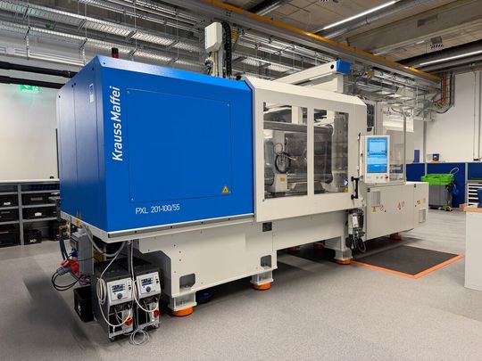 Die gemeinsam mit MD Elektronik entwickelte, vollelektrische Spritzgießmaschine PXL 201-100/55 Silcoset ermöglicht laut Krauss-Maffein nun die flexible Verarbeitung von Thermoplasten (PBT) und Flüssigsilikon (LSR) auf einer Plattform. Hier mehr dazu ...(Bild:  Krauss-Maffei)