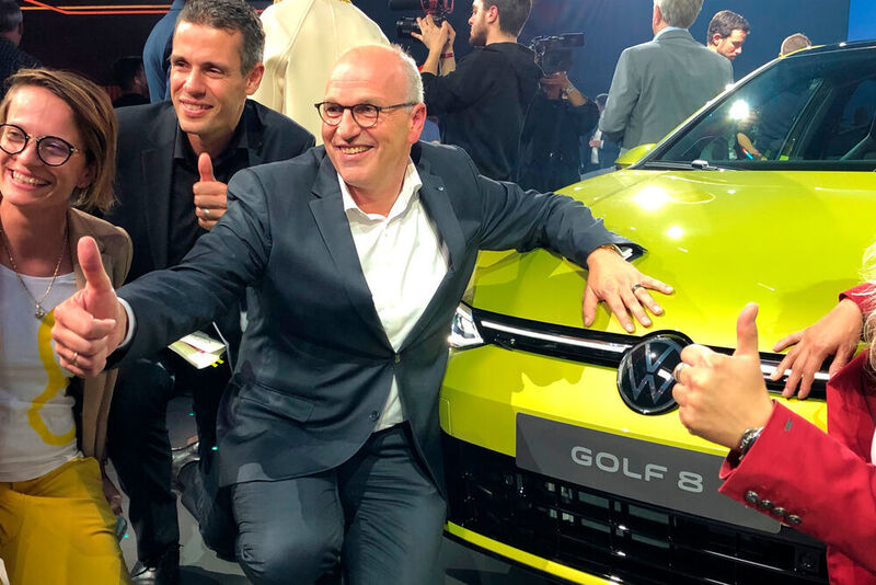 VW-Vertriebsvorstand Jürgen Stackmann scheint der Golf 8 ganz gut zu gefallen. (Seyerlein/»kfz-betrieb«)