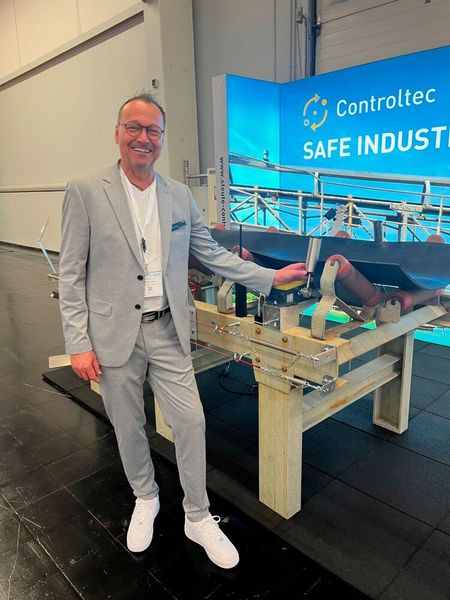 Rainer Lumme, Produktmanager Extreme bei Steute Technologies, präsentierte den neuen Bandschieflaufschalter, der den Lauf von Gurtförderbändern überwacht und die Ergebnisse per Funk an die Steuerung überträgt. (Bild: SCHÜTTGUT)
