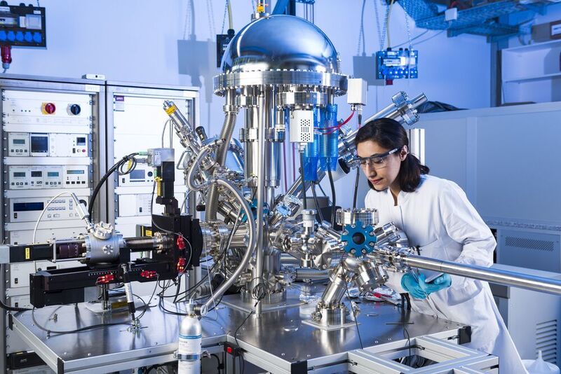 Doktorandin Niyousha Karimi Paridari untersucht die elektrochemischen Eigenschaften unterschiedlicher Materialien, um sie für neue Energiespeichertechnologien nutzbar zu machen. (Laila Tkotz, KIT)