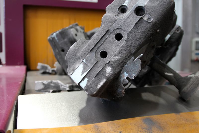 Um Gussstücke vor der Weiterbearbeitung auf ihre Qualität hin untersuchen zu können, müssen sie zunächst vom Formsand befreit und grob vorgereinigt werden. (Itasse)