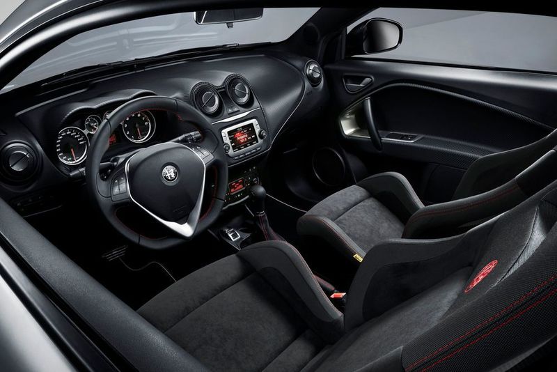 Bereits die Basisversion des Mito ist mit dem Infotainmentsystem „Uconnect“ samt 5-Zoll-Touchscreen ausgestattet. (Alfa Romeo)