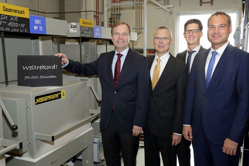Weltrekord geschafft! Seit mehr als 70.000 Stunden verrichtet ein Brennstoffzellenstapel im Forschungszentrum Jülich unermüdlich seine Arbeit. Davon vergewissern sich vor Ort (v.l.) Forschungsstaatssekretär Thomas Rachel (l.), Vorstandsmitglied Prof. Harald Bolt, Dr. Marco Brandner (Firma Plansee) und Dr. Walther Pelzer vom NRW-Wissenschaftsministerium. (Bild: Forschungszentrum Juelich)