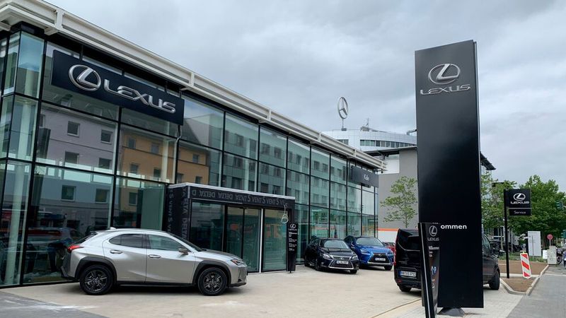 Der rund 600 Quadratmeter große Lexus-Showroom hat einen separaten Eingang. (Bild: Autolevy)