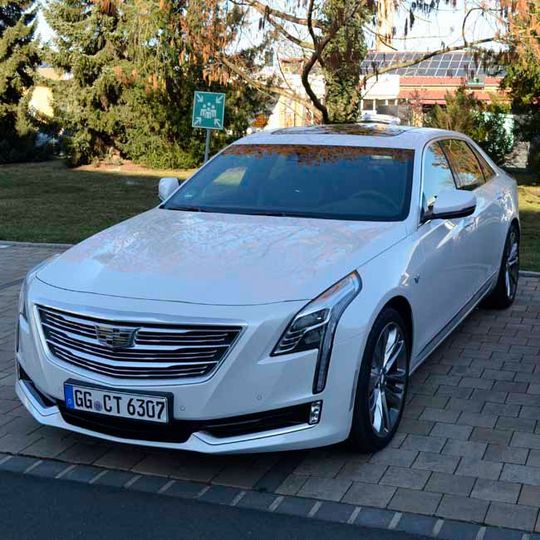 Mit dem 5,18 Meter langen CT6 will Cadillac gegen die deutschen Luxuslimousinen antreten.(Bild:  Schreiner/»kfz-betrieb«)