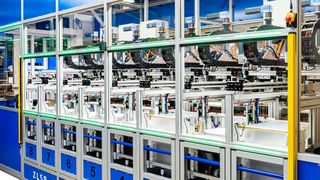 Die von der Tiepner GmbH entwickelte vollautomatische Laminieranlage kann pro Stunde 2000 ID-1-Karten herstellen. Das Anlagenlayout fügt sich perfekt in den zur Verfügung stehenden Platz ein. (Bild: K.A. Schmersal GmbH & Co. KG)