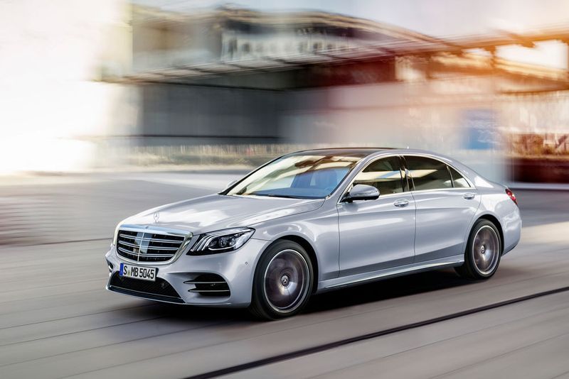 Während das Design nur leicht geschärft wurde, haben die Techniker bei den Assistenzsystemen und Motoren ordentlich nachgelegt. (Daimler)