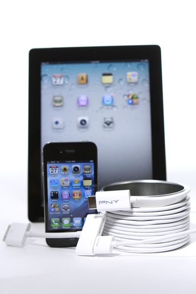 Mit den Kabeln, Adaptern und Ladegeräten können alle Stationen und Mobiltelefone von Apple mit HD-Geräten verbunden werden. (Bild: PNY)