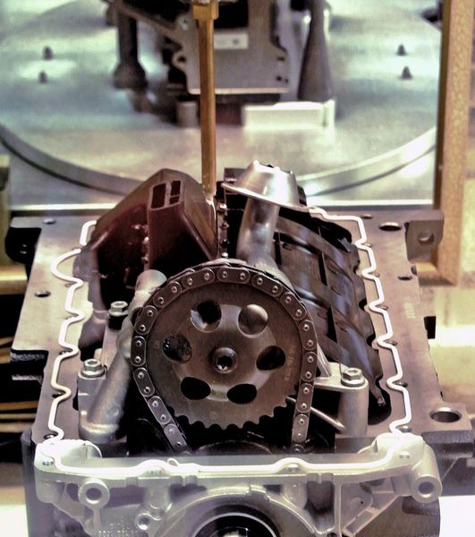 Bild 1: Anwendungsbeispiel für eine automatisiert aufgetragene Silikonraupe zur Abdichtung der Kontaktfläche zwischen Motorblock und Ölwanne. (Bild: Drei Bond)