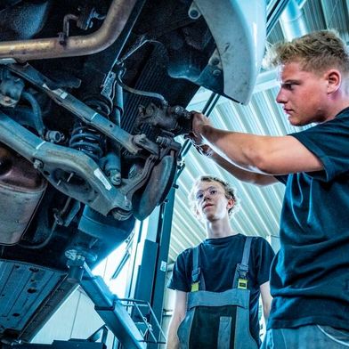 Um Fahrzeuge reparieren zu können, brauchen Kfz-Betriebe den freien Zugang zu den Daten. Die Voraussetzungen dafür müssen nun die Hersteller schaffen. (Bild: ProMotor)