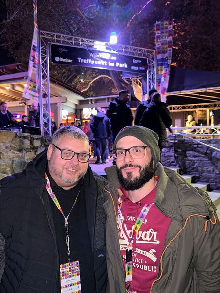 Andreas Pokorny und Uli Kurzböck (Sapphire) wollten doch glatt kurz vor 0h einen wienerischen Abgang machen. (Bild: Vogel IT-Medien)