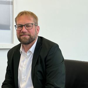 Dr. Alexander Seyferth erklärt im Gespräch mit IT-BUSINESS die Eckpunte des neuen Partnerprogramms und der neuen Vertriebsorganisation Gamma Sales.(Bild:  Vogel IT-Medien)