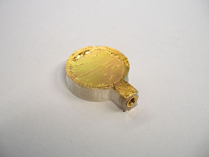 Die Terahertz-Filter von Lepto bestehen aus einer dünnen Polymerfolie mit einer mikrostrukturierten Goldoberfläche, die auf einem 3D-gedruckten Rahmen befestigt ist. Dadurch sind die Komponenten besonders leicht und individuell anpassbar. (Bild: Empa)
