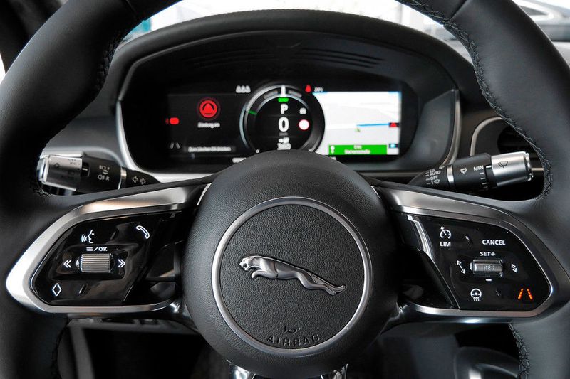 Der Elektro-Renner kommt mit seinen 400 Pferdestärken in 4,8 Sekunden von 0 auf 100. (Bild: Mobile.de)