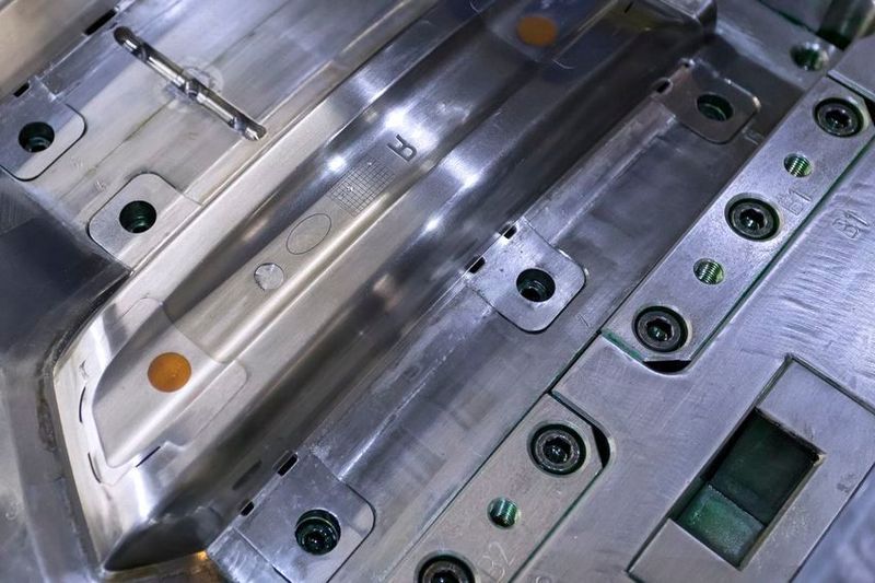 Die MB-Seal-Dichtelemente sind geeignet zum Verspritzen von unverstärkten und verstärkten Kunstoffen wie  PBT+30%GF, PA+30%GF und TPE. Besonders für Blechdicken ab 4 mm haben sich die Dichtelemente bewährt, heißt es. Sie seinen wie Werkzeugeinsätze einbaubar und den üblichen Dichtsystemen im Werkzeug sogar überlegen. (MB Seal)