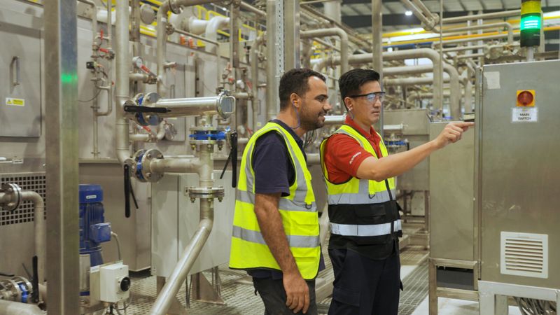 Teil des Audits der Produktion in Sulaymaniyah war das Monitoring von Durchflüssen, Rückläufen und Medienführungen und eine anschließende Optimierung. Blockaden wurden beseitigt, Rückführungen verbessert und Einstellungen angepasst, um unnötige Produktverluste zu vermeiden. (Bild: Henkel)