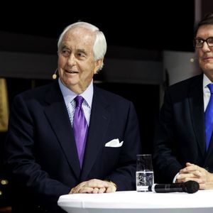 US-Autohändler Roger Penske (links) investierte an dem Standort 13 Millionen Euro. Auch Michael Grötsch (CDU), Bürgermeister der Stadt Mannheim, war zu der Eröffnungsfeier gekommen.(Foto:  Porsche-Zentrum Mannheim)