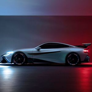 Man muss schon genau hinschauen, um den BMW 8er zu erkennen, der unter der dynamischen Haut des Naran steckt.(Bild:  Naran Automotive)