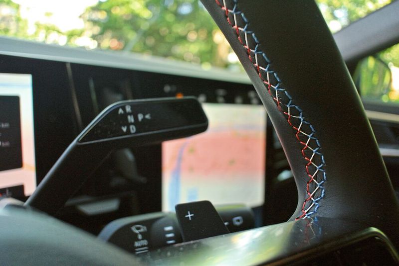 ... dem Lenkradbezug. Hier sogar in den französischen Landesfarben. (Bild: Sven Prawitz/VCG)