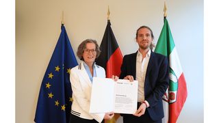 Ina Scharrenbach, Ministerin für Heimat, Kommunales, Bau und Digitalisierung und 
Dominik Campanella, Geschäftsführer und Mitgründer der Concular GmbH. (Bild: MHKBG NRW)