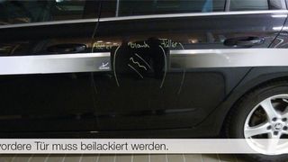 Mit dem Blendmaxx lässt sich bei der Schadenaufnahme, der für die Reparaturlackierung erforderliche Bereich visualisieren. (Bild: Akzo Nobel)