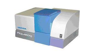 Das neue Fluoreszenz-Spektrometer Aqualog von Horiba Scientific für die Charakerisierung und Analyse organischer Substanzen in Wasserproben (Chromophoric Dissolved Organic Matter). (Bild: Horiba Scientific)