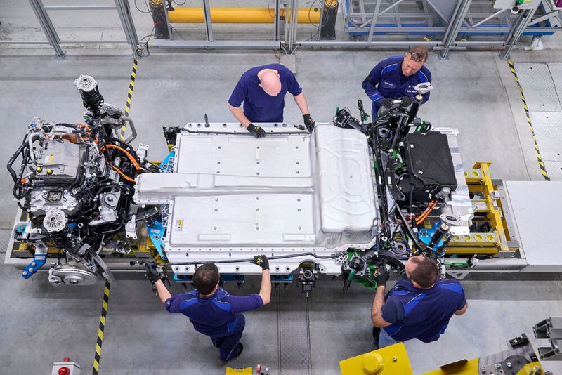 Montage von Kühlwasserleitungen für die Motor-Getriebeeinheit (HEAT) des BMW iX1. (Bild: BMW/Tom Kirkpatrick)